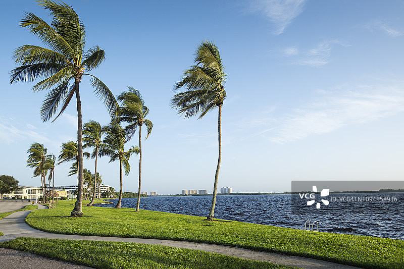 佛罗里达迈尔斯堡住宅区与卡卢萨哈奇河图片素材