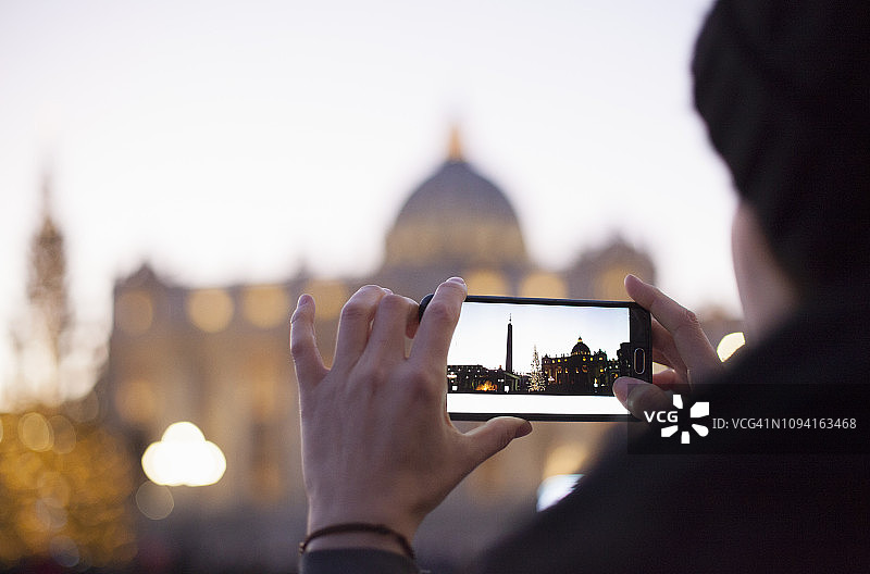 在圣彼得广场拍照的女人手部特写图片素材