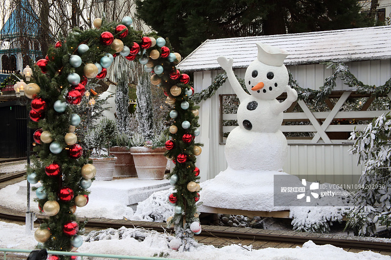 蒂沃利花园的雪人和圣诞拱门图片素材