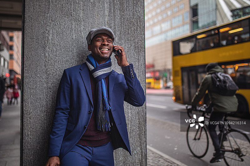在街上用手机交谈的时尚商人图片素材