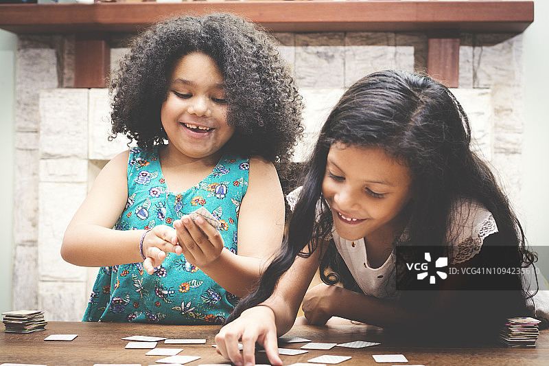 玩纸牌的两位女孩图片素材