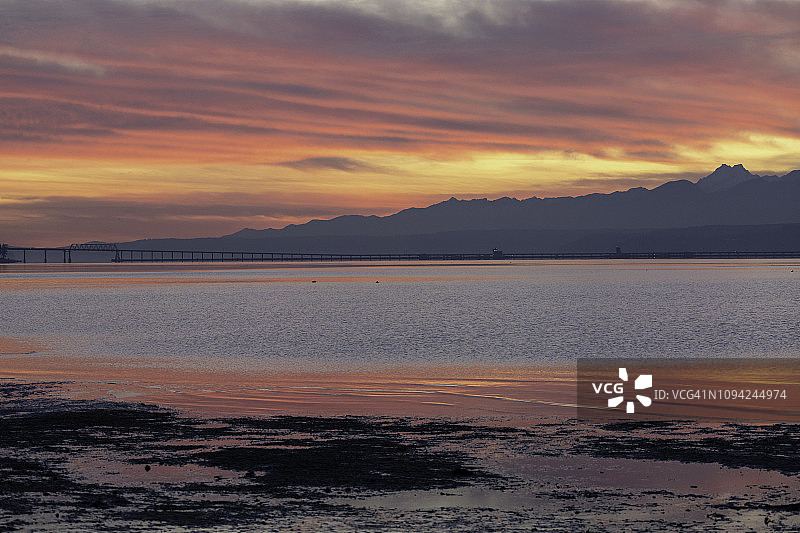 奥林匹克山和普吉特海湾水域日落，胡德运河大桥图片素材