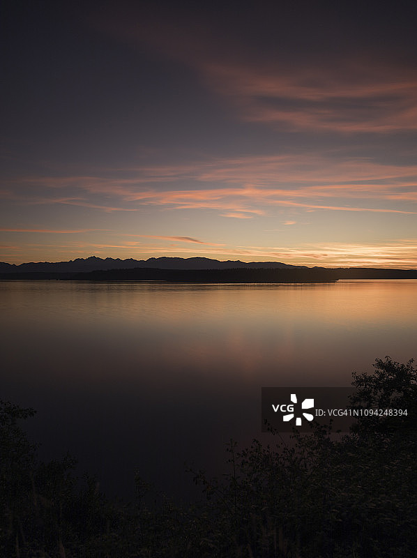 奥林匹克山脉倒映在华盛顿州普吉特海湾附近胡德运河水域的日落图片素材