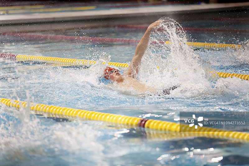 为学校运动会仰泳的年轻男人图片素材