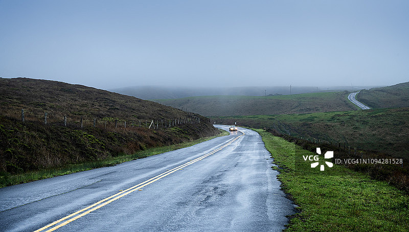 潮湿的乡村公路和傍晚的雾图片素材