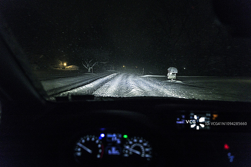 冬夜暴风雪雪沟驾驶图片素材