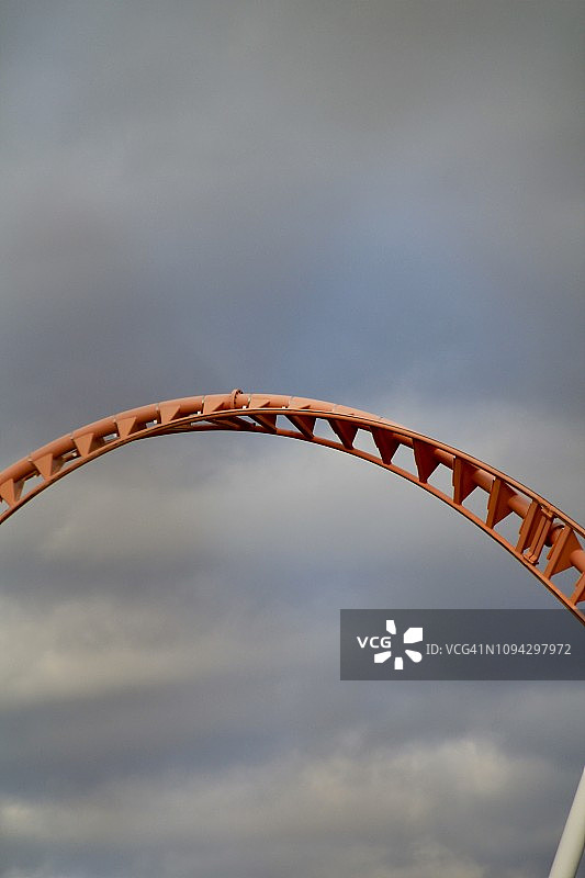 视觉构建：金属游乐设施与广阔天空的图形图像图片素材