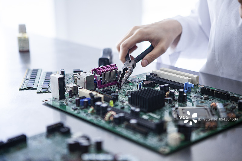 进行电子工作的女研究员图片素材