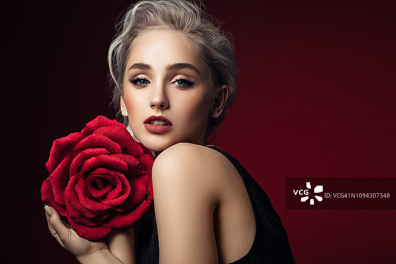 戴着大花的漂亮女人图片素材