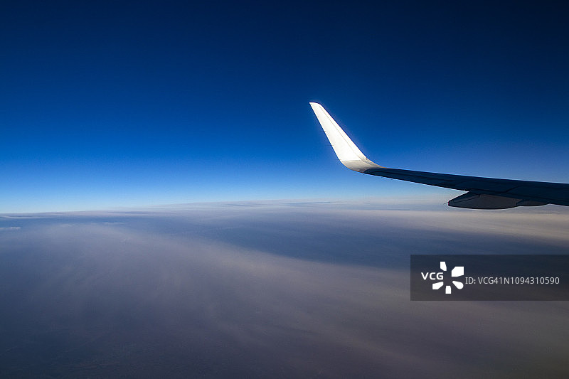 飞机上的靠窗座位视野图片素材