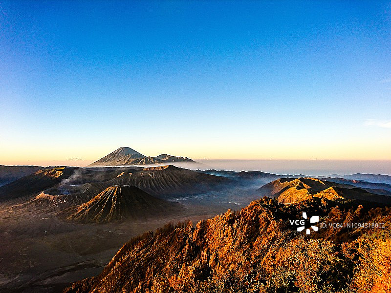蓝天下Bromo火山图片素材