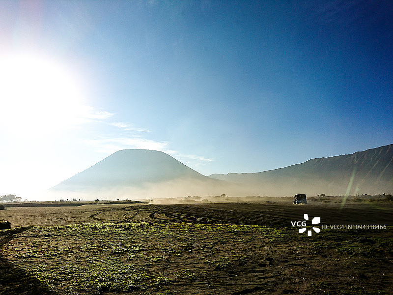 阳光洒在布罗莫火山顶图片素材