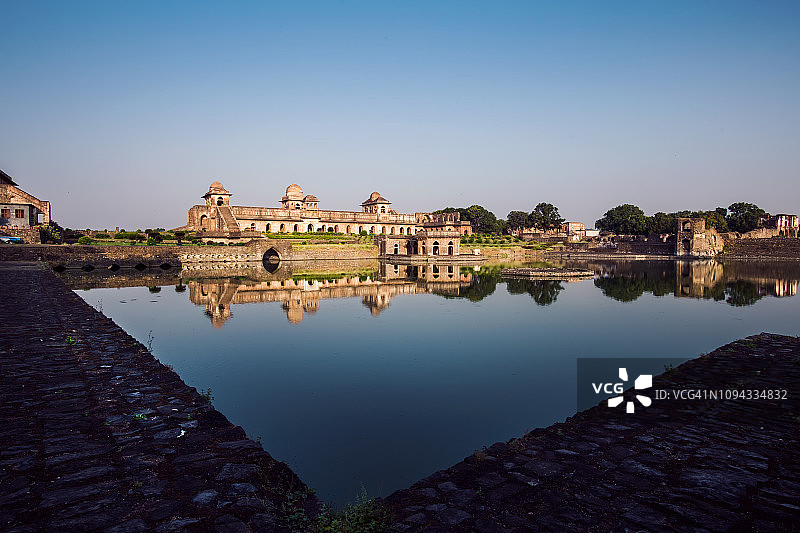 印度中央邦曼杜地区的贾哈兹·玛哈尔宫，又称船舶宫图片素材