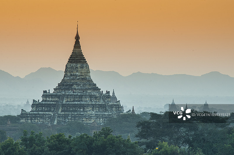 缅甸蒲甘谷的佛教宝塔遗址图片素材