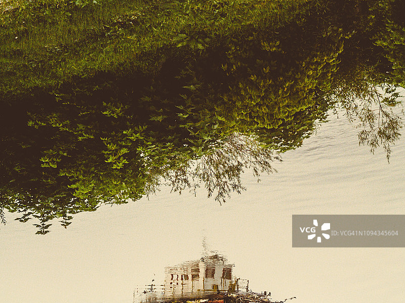 水面上船和杂草的倒影图片素材