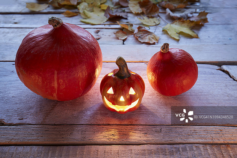 木地板上的万圣节南瓜静物图片素材