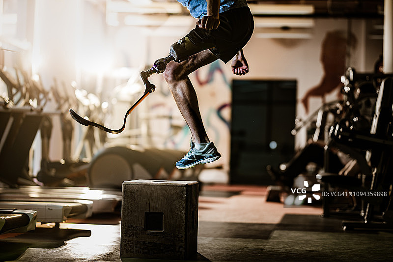 在健身房进行交叉训练的截肢者图片素材