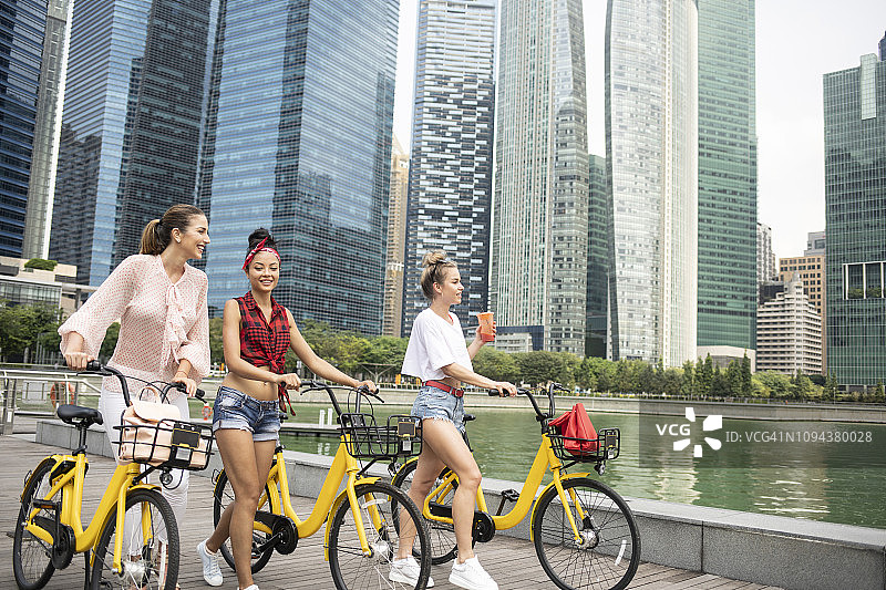 闺蜜城市中骑自行车图片素材