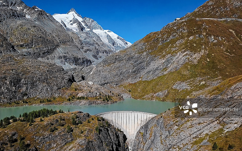 奥地利格罗斯格洛克纳冰川和高山公路航拍图片素材
