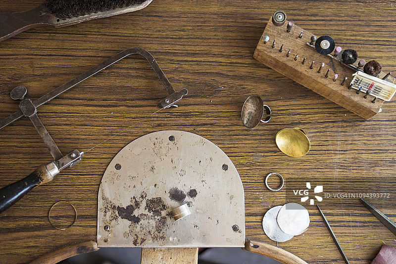 俯视视角：工作台上带有戒指的工作工具图片素材