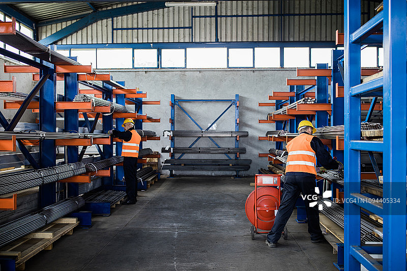 两名工人在钢铁厂工作图片素材