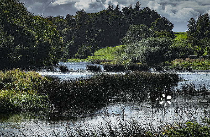 博因河与草地图片素材