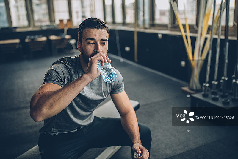 喝水休息图片素材