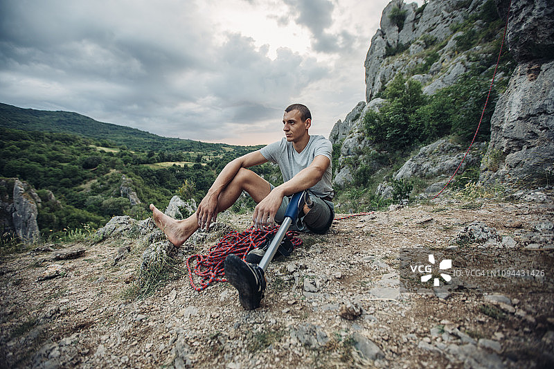 残疾人登山者休息图片素材