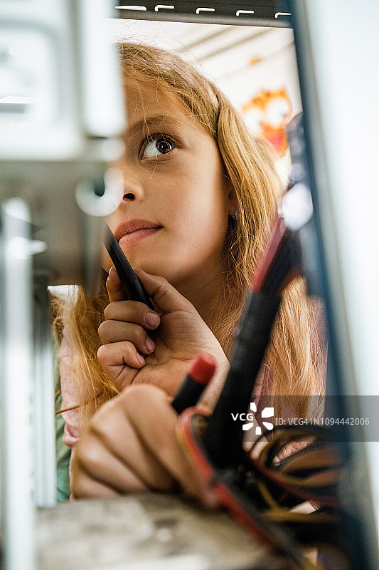 修理电脑元件的小女孩图片素材
