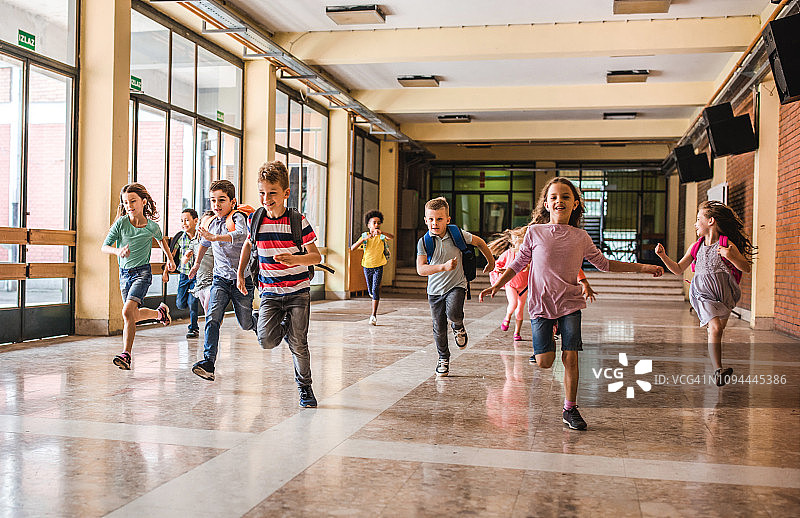 一群小学生在学校走廊里奔跑图片素材