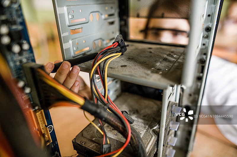 学生修理旧电脑电线特写图片素材