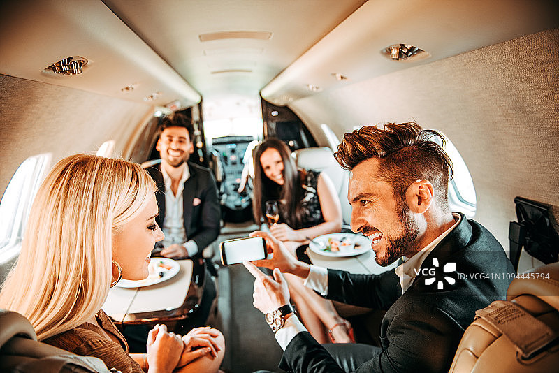 上层阶级情侣在私人飞机上社交图片素材