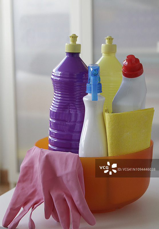 居家水桶里的家用清洁用品图片素材