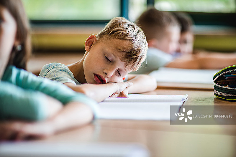 小学生在课堂上打瞌睡图片素材