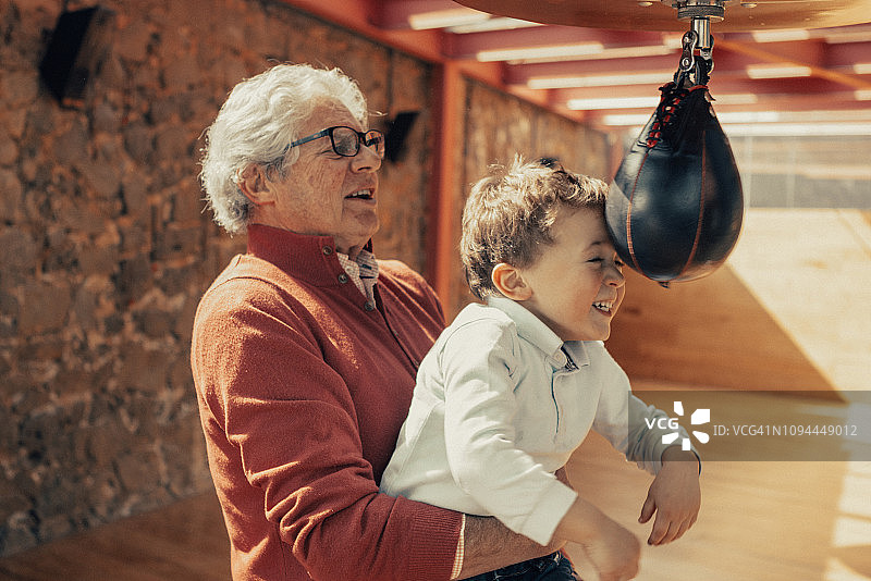 爷爷教孙子拳击图片素材
