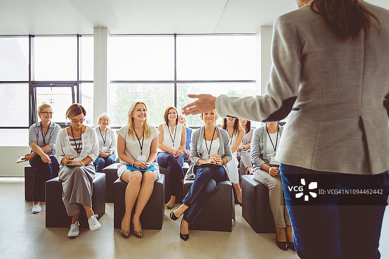 女性赋权研讨会图片素材