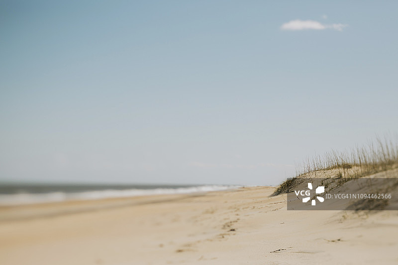 晴朗蓝天下美丽的海滩景色图片素材