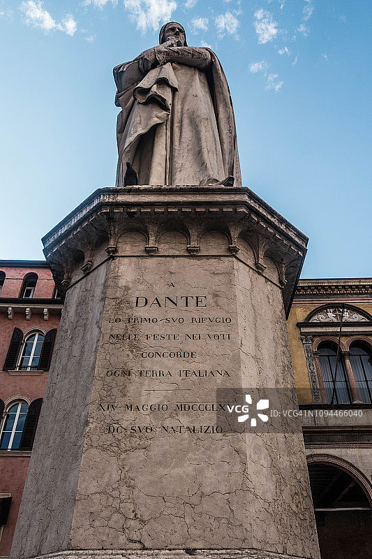 但丁·阿利吉耶里雕像，西尼奥里广场，维罗纳，威尼托，意大利图片素材