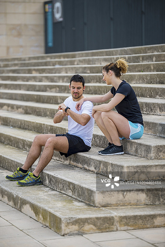 情侣在公园台阶上交谈图片素材