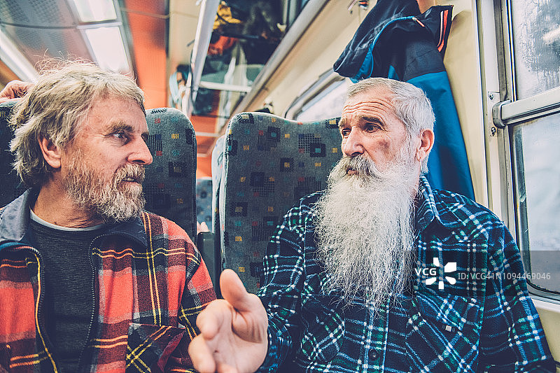 有胡子的老年男人在欧洲乘火车旅行图片素材