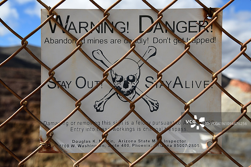 美国亚利桑那州洛厄尔废弃矿场的骷髅和交叉骨图片素材