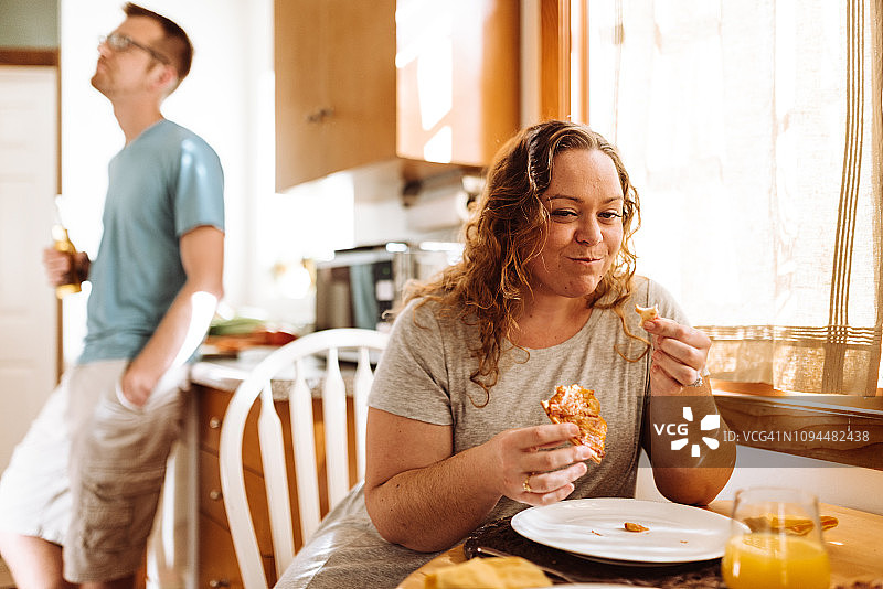 大号披萨美食居家享用的女人图片素材