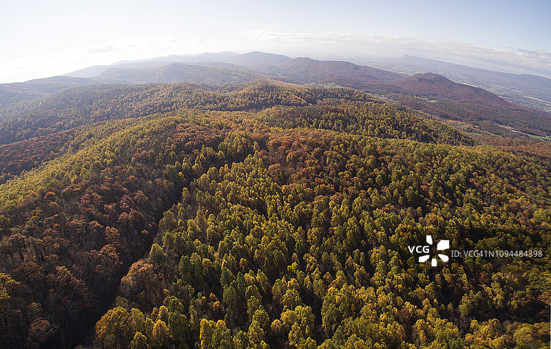 秋季时节的雪兰多国家公园森林和山脉鸟瞰图图片素材