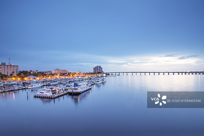 佛罗里达州迈尔斯堡市中心河滨区卡卢萨哈奇河图片素材