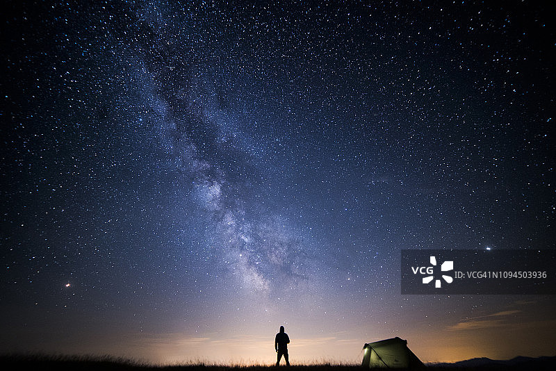 站在营地星空下的男人剪影背影图片素材