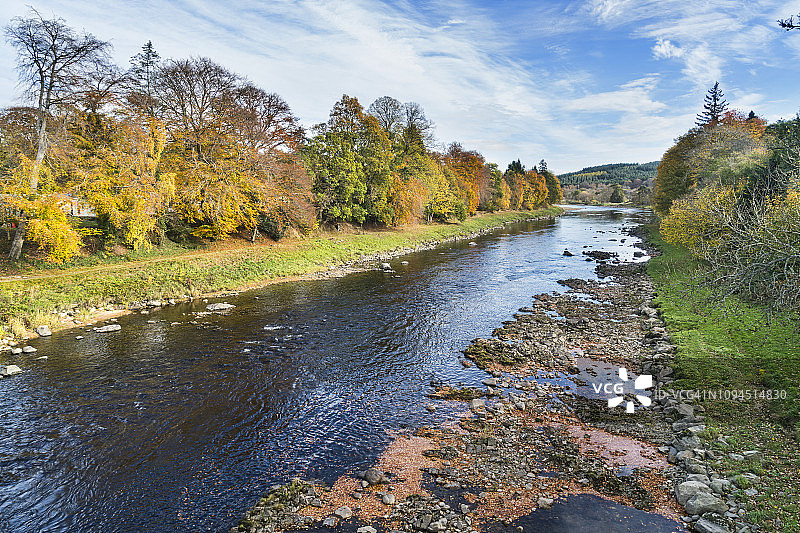 苏格兰高地地区阿伯丁郡班科里，迪河沿岸的皇家迪赛德秋色图片素材