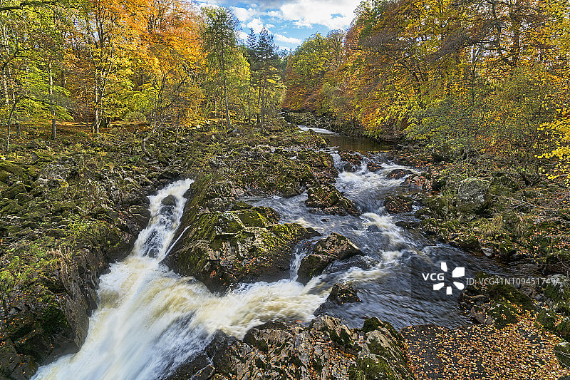 苏格兰阿伯丁郡班科里附近的菲格瀑布的秋色图片素材