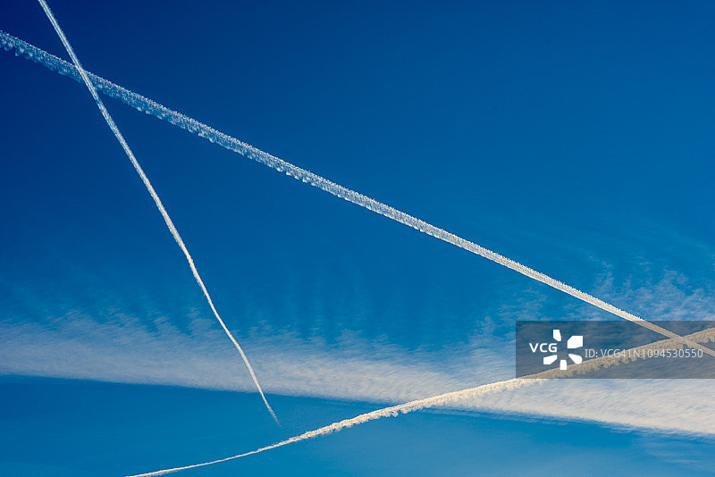 飞机尾迹图片素材