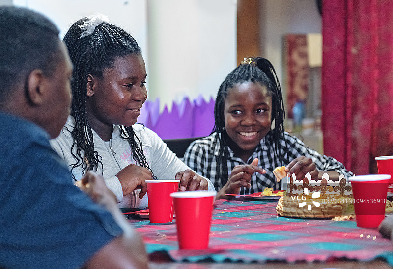 庆祝主显节的非裔家庭图片素材