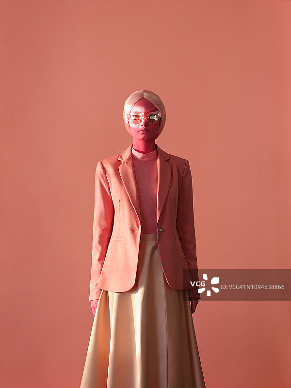 戴粉红色眼镜的粉色皮肤女人图片素材